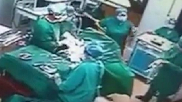 abbandona il paziente per picchiare la fidanzata