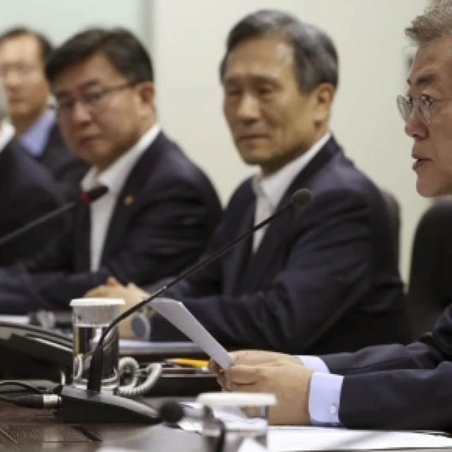 South Korean President Moon Jae-in right in a meeting of the National Security Council - chicagotribune.com