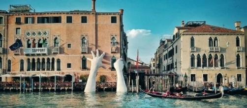 L'opera "Support" di Lorenzo Quinn, in mostra fino a novembre per la Biennale di Venezia
