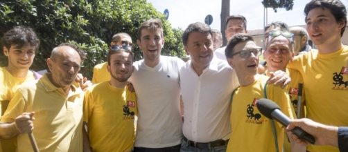 Il segretario del Pd, Matteo Renzi, tra le "magliette gialle" che ieri hanno pulito Roma. In Sardegna un ambientalista solitario pulisce i boschi.