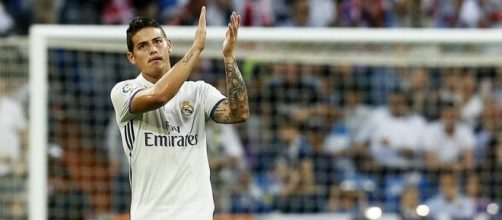 James Rodríguez, despidiéndose ayer del Santiago Bernabéu, en su último partido con la camiseta blanca