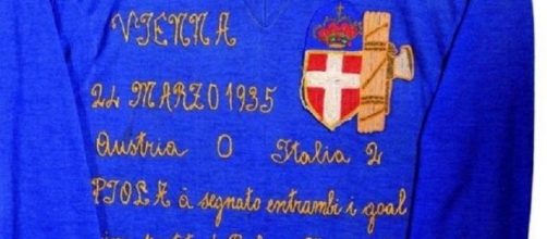La maglia cucita a mano da Emilia Cavanna, madre di Silvio Piola, il 24 marzo 1935
