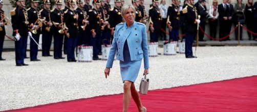 La premiere dame, Brigitte Trogneux, arriva sola all'Eliseo nel giorno dell'insediamento presidenziale di suo marito Emmanuel Macron
