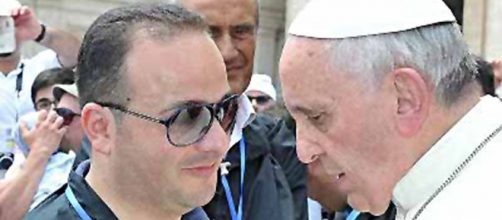 Leonardo Sacco è riuscito a farsi fotografare persino vicino a papa Francesco