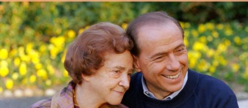 Silvio Berlusconi ieri ha dedicato un post su Facebook per fare gli auguri alle mamme promettendo una pensione a tutte.