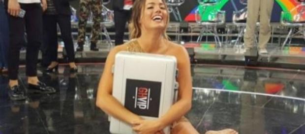 Alyson Eckmann posando con su maletín Alyson Eckmann posando con su maletín