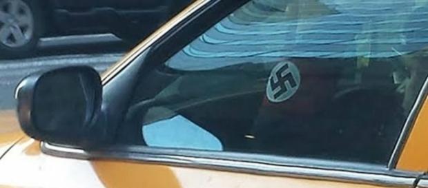 El taxista exhibe la esvástica en su taxi y defiende su ideología nazi El taxista exhibe la esvástica en su taxi y defiende su ideología nazi