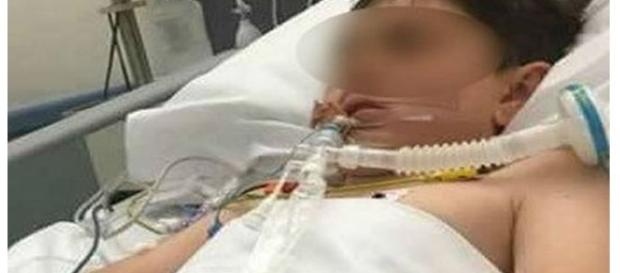 Garoto de 13 quase morre após consumir vodka por 3 dias consecutivos para agradar colegas populares. Reprodução Jo Owens Garoto de 13 quase morre após consumir vodka por 3 dias consecutivos para agradar colegas populares. Reprodução Jo Owens
