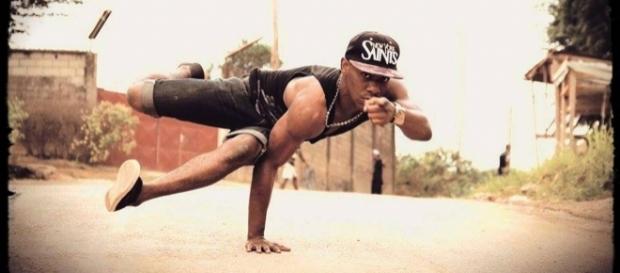 Le danseur Camerounais Fall Kadher Le danseur Camerounais Fall Kadher
