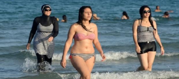Les femmes en burkini sur les plages de Cannes Les femmes en burkini sur les plages de Cannes