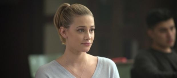 Riverdale : Insultée sur Twitter, Lili Reinhart (Betty) répond à ses détracteurs Riverdale : Insultée sur Twitter, Lili Reinhart (Betty) répond à ses détracteurs