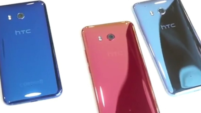 HTC U 11, il nuovo top di gamma dell'azienda di Taiwan, sar&agrave; disponibile nelle colorazioni Sapphire Blue, Solar Red e Amazing Silver