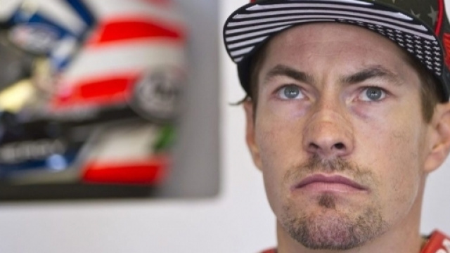 Il pilota Superbike Nicky Hayden è stato travolto da un auto mentre pedalava in bicicletta a Riccione. Diversi traumi, ricoverato in serie condizioni.