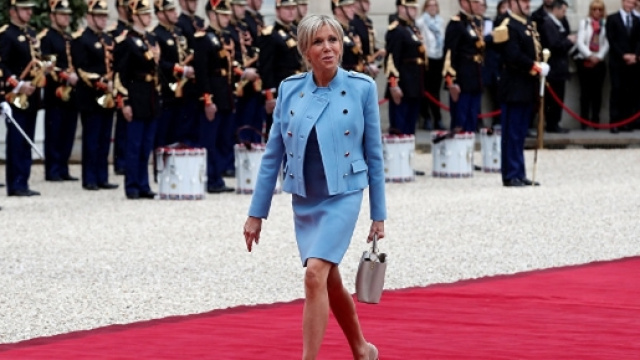 La premiere dame, Brigitte Trogneux, arriva sola all'Eliseo nel giorno dell'insediamento presidenziale di suo marito Emmanuel Macron