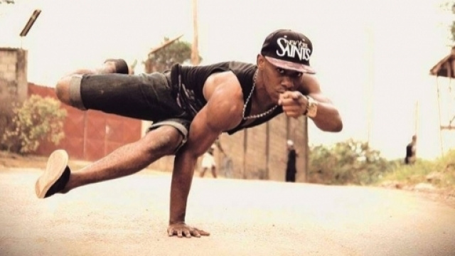 Le danseur Camerounais Fall Kadher