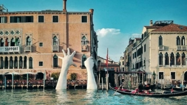 L'opera "Support" di Lorenzo Quinn, in mostra fino a novembre per la Biennale di Venezia