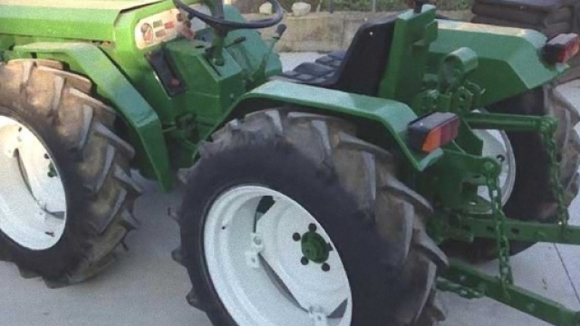 Soprana: per divertirsi rubano un trattore e girano per il paese.