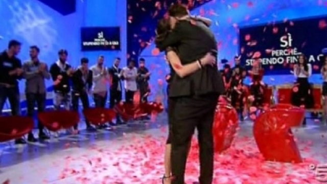 Uomini e Donne, petali rossi per la scelta.