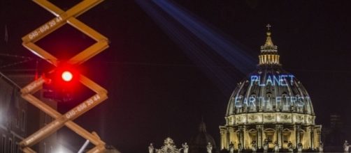 Blitz di Greenpeace in Vaticano: proiettate scritte contro Trump