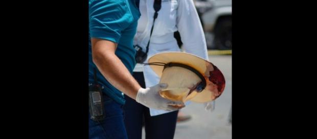 El característico sombrero del reportero Javier Valdez, luego de su asesinato. Foto: Helioflores (Proceso) El característico sombrero del reportero Javier Valdez, luego de su asesinato. Foto: Helioflores (Proceso)