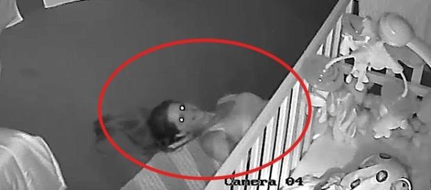 Imagem da câmera de segurança que provocou um susto no pai do bebê Imagem da câmera de segurança que provocou um susto no pai do bebê