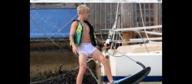 Justin Bieber já apareceu sem roupa diversas vezes (Foto: Reprodução) Justin Bieber já apareceu sem roupa diversas vezes (Foto: Reprodução)
