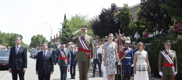 Los reyes reciben los honores de ordenanza en su llegada a Guadalajara. Los reyes reciben los honores de ordenanza en su llegada a Guadalajara.