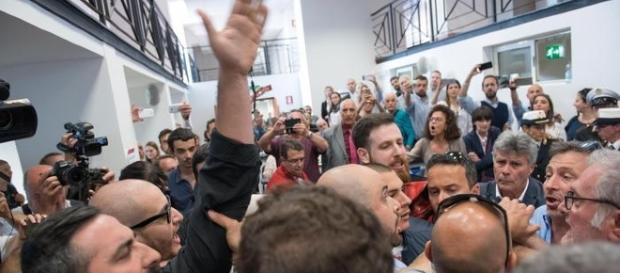 Militanti di Casapound in protesta durante la conferenza stampa della sindaca Virginia Raggi Militanti di Casapound in protesta durante la conferenza stampa della sindaca Virginia Raggi