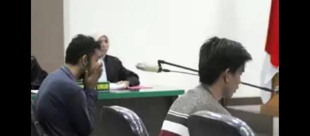 Rapazes durante o julgamento na Indonésia Rapazes durante o julgamento na Indonésia