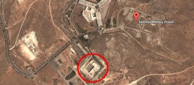 Segundo os EUA, o prédio em destaque está sendo usado como crematório para destruir provas de execuções do governo sírio (Crédito: Google Maps) Segundo os EUA, o prédio em destaque está sendo usado como crematório para destruir provas de execuções do governo sírio (Crédito: Google Maps)