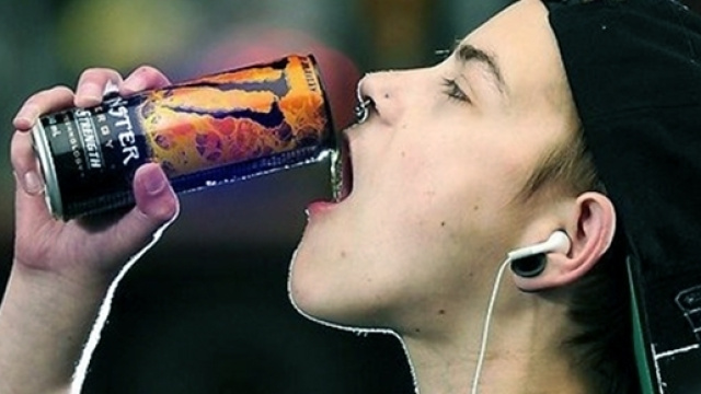 Bibite energetiche sotto accusa: troppa caffeina danneggerebbe il cuore