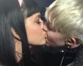 Katy Perry escribió I kissed a girl para Miley Cyrus