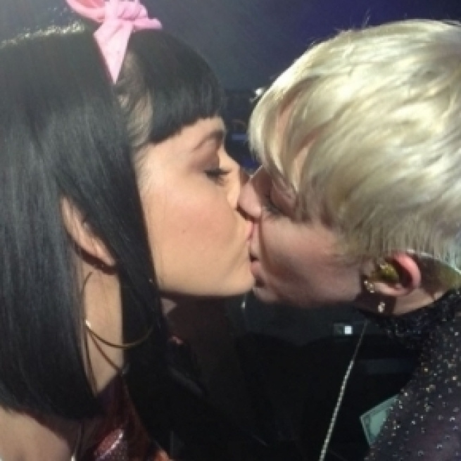 Katy Perry y Miley Cyrus se besan