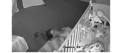 Imagem coletada pela câmera de segurança mostra cenas da mãe no quarto de sua filha (Foto: Google)