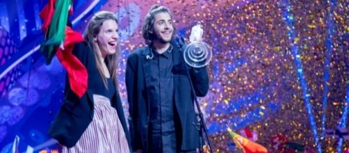 I fratelli Sobral, Luisa e Salvador, sul palco dell'Eurovision Song Contest 2017 durante la premiazione