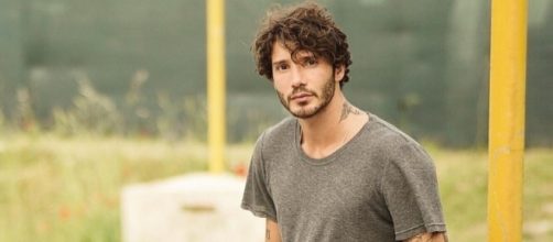 Stefano De Martino si dichiara single in un'intervista a 'Chi'.