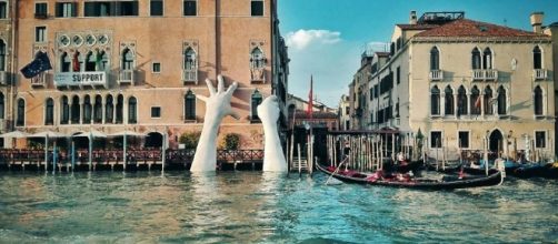 Support: a Venezia la gigante scultura di Lorenzo Quinn