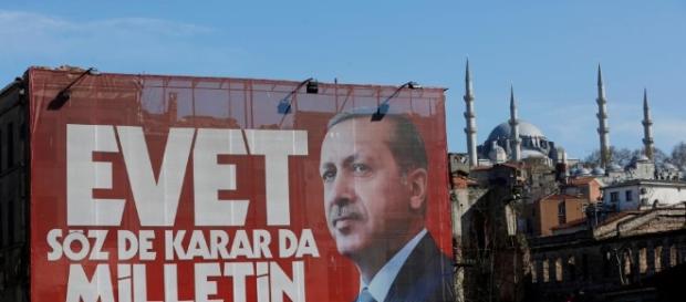 Cartelloni propangadistici di Erdogan per le strade di Istanbul Cartelloni propangadistici di Erdogan per le strade di Istanbul