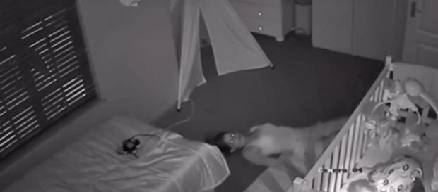 As imagens mostram a técnica da mãe para conseguir deixar o quarto do bebê em completo silêncio ( Foto: Reprodução) As imagens mostram a técnica da mãe para conseguir deixar o quarto do bebê em completo silêncio ( Foto: Reprodução)
