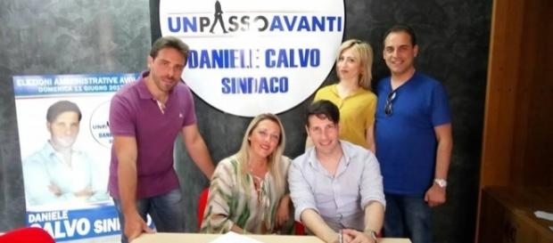 Daniele Calvo all'interno della sede elettorale con candidati e sostenitori Daniele Calvo all'interno della sede elettorale con candidati e sostenitori