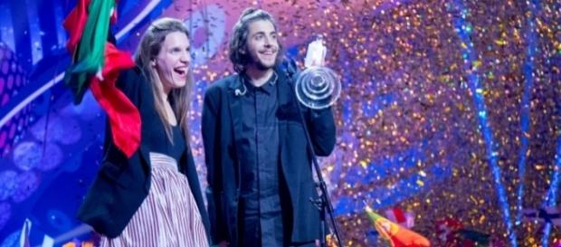 I fratelli Sobral, Luisa e Salvador, sul palco dell'Eurovision Song Contest 2017 durante la premiazione I fratelli Sobral, Luisa e Salvador, sul palco dell'Eurovision Song Contest 2017 durante la premiazione
