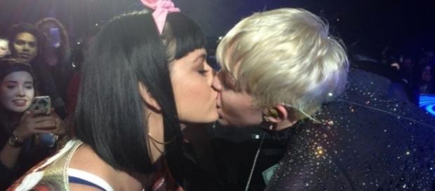 Katy Perry y Miley Cyrus se besan Katy Perry y Miley Cyrus se besan