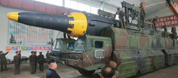 Kim Jong Un osserva il missile Hwasong-12 prima del lancio (KCNA) Kim Jong Un osserva il missile Hwasong-12 prima del lancio (KCNA)