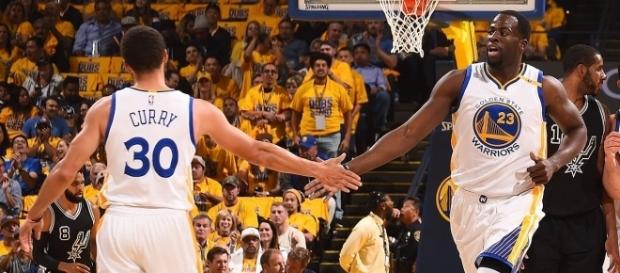 Los Warriors viajan a San Antonio con 2-0 (vía Twitter - Golden State Warriors) Los Warriors viajan a San Antonio con 2-0 (vía Twitter - Golden State Warriors)