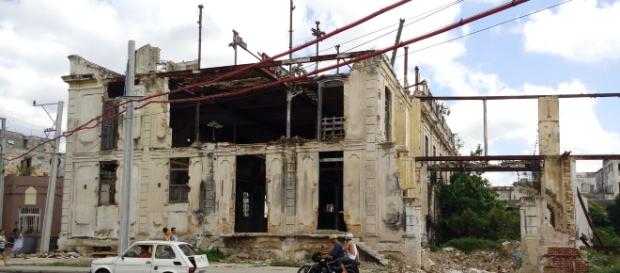 Ruinas de edificaciones construidas antes de la dictadura Castrista en La Habana. Fotografía: Alejandro Adonis Herrera Ruinas de edificaciones construidas antes de la dictadura Castrista en La Habana. Fotografía: Alejandro Adonis Herrera