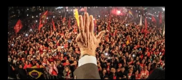 Segundo a PM, 6,5 mil manifestantes estiveram em Curitiba Segundo a PM, 6,5 mil manifestantes estiveram em Curitiba