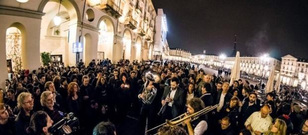 Un momento di spettacolo tra i portici Un momento di spettacolo tra i portici