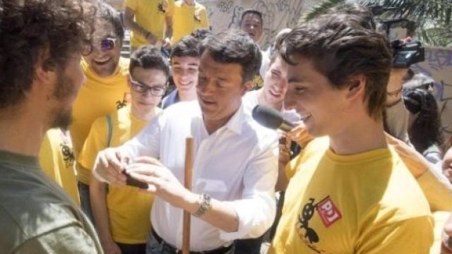 Dopo Roma, Renzi vorrebbe replicare l'iniziativa delle magliette gialle anche nelle zone colpite dal terremoto. Pioggia di critiche