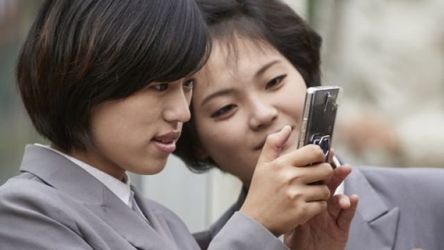 Due ragazze con uno smartphone a Pyongyang