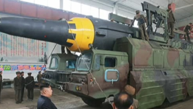 Kim Jong Un osserva il missile Hwasong-12 prima del lancio (KCNA)